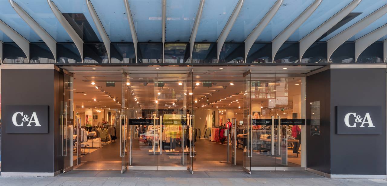 C&A Store in einem modernen Einkaufszentrum, der die Bandbreite der angebotenen Mode zeigt (Foto: AdobeStock 490488575-driendl)