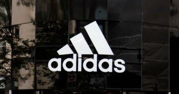 adidas' Engagement für Nachhaltigkeit und Innovation prägt das Unternehmen bis heute. (Foto: AdobeStock 283043772 ink drop)