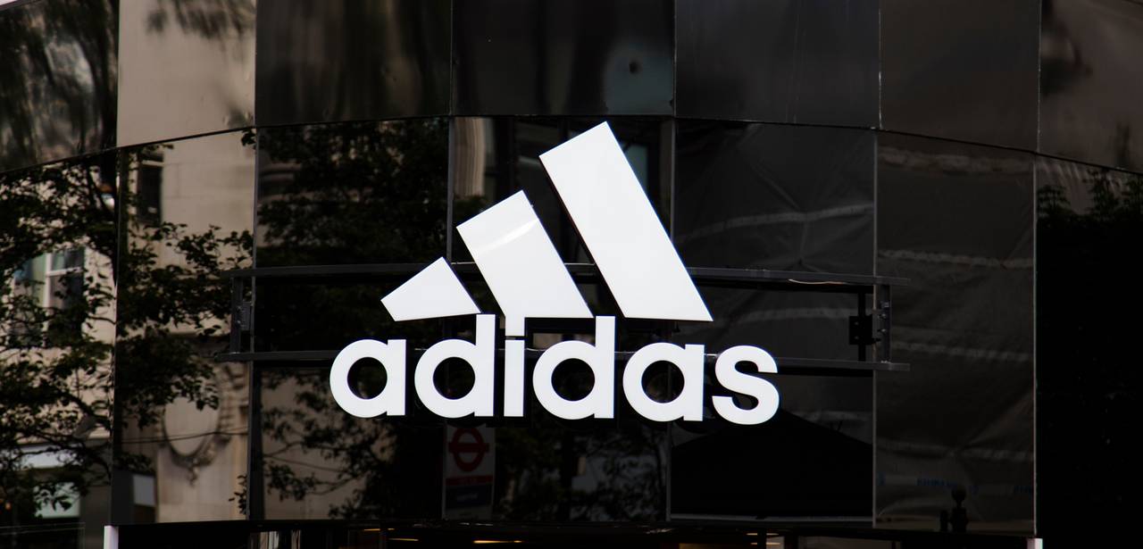 adidas' Engagement für Nachhaltigkeit und Innovation prägt das Unternehmen bis heute. (Foto: AdobeStock 283043772 ink drop)