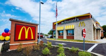 McDonald’s Restaurant mit den charakteristischen goldenen Bögen. (Foto: AdobeStock-866808606 Refrina)