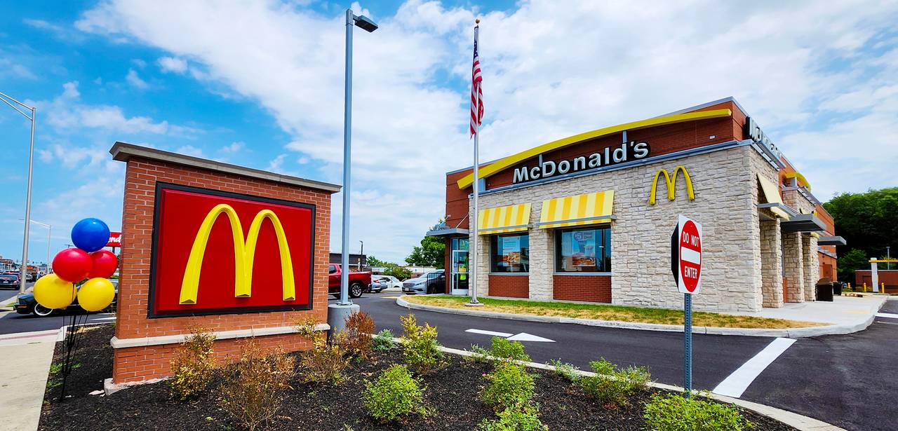 McDonald’s Restaurant mit den charakteristischen goldenen Bögen. (Foto: AdobeStock-866808606 Refrina)