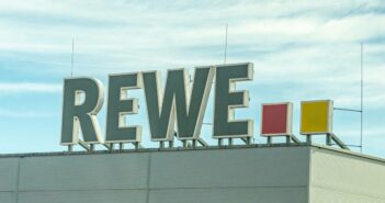 Die Zentrale der Rewe Group in Köln ist der strategische Dreh- und Angelpunkt des Unternehmens (Foto: AdobeStock 592782226-Annabell Gsödl).