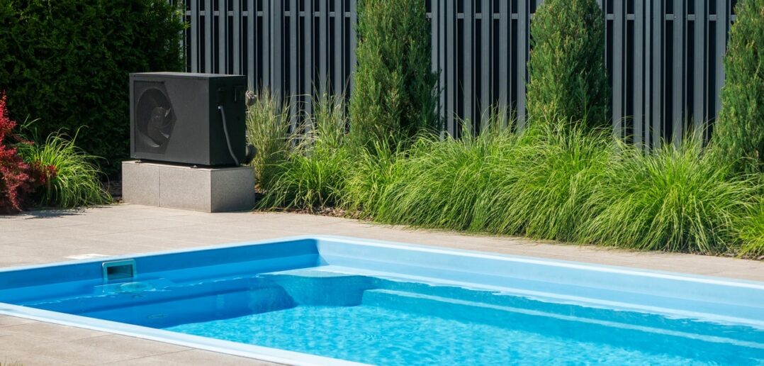 So finden Sie die richtige Pool-Wärmepumpe: Leistung, Größe und Effizienz im Überblick (Foto: AdobeStock - StockMediaProduction - 839410353)