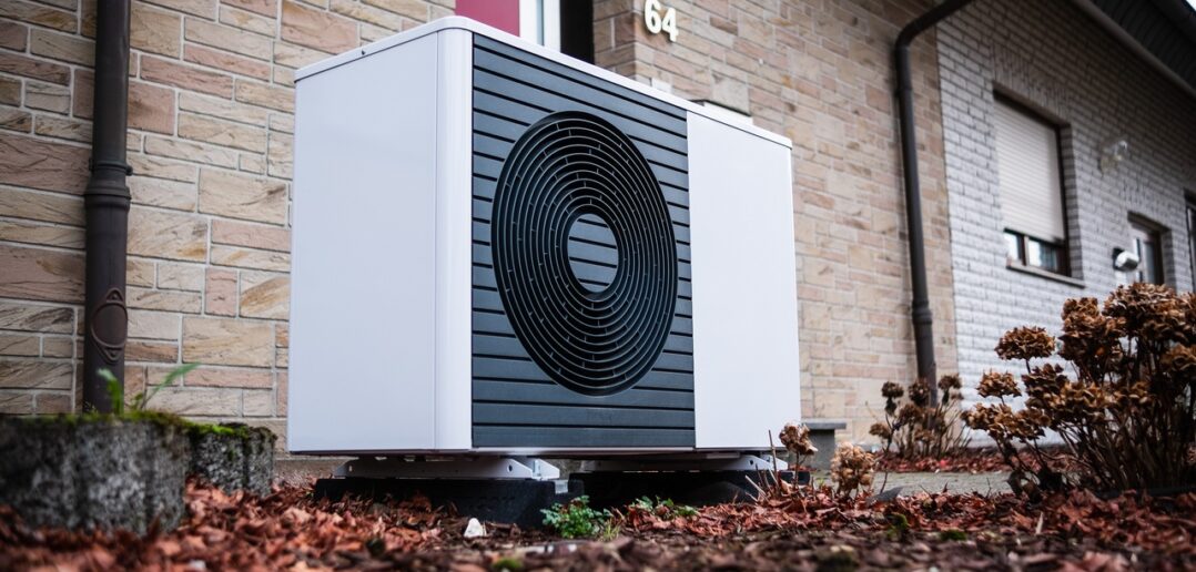 Wärmepumpe im Bestand: Welche Sanierungskosten wirklich auf Eigentümer zukommen (Foto: AdobeStock - Robert Poorten - 558714551)