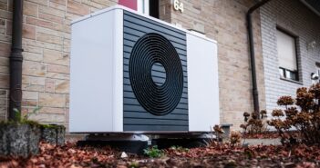 Wärmepumpe im Bestand: Welche Sanierungskosten wirklich auf Eigentümer zukommen (Foto: AdobeStock - Robert Poorten - 558714551)