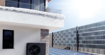 Vertikale Sunbooster VERTICAL PV-Streifen liefern im Winter optimalen (Foto: Sunbooster)