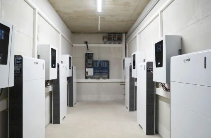 Acht E3/DC one Hauskraftwerke decken 100 kW Spitzenlast ab (Foto: E3/DC)