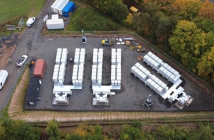 Neuer 16-Megawatt Energiespeicher versorgt effizient Tausende Haushalte über (Foto: ABO Energy GmbH & Co. KGaA)