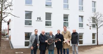 Max Bögl übergibt symbolisch Schlüssel für maxmodul Schwarzach6 (Foto: Firmengruppe Max Bögl. Florian Paul)